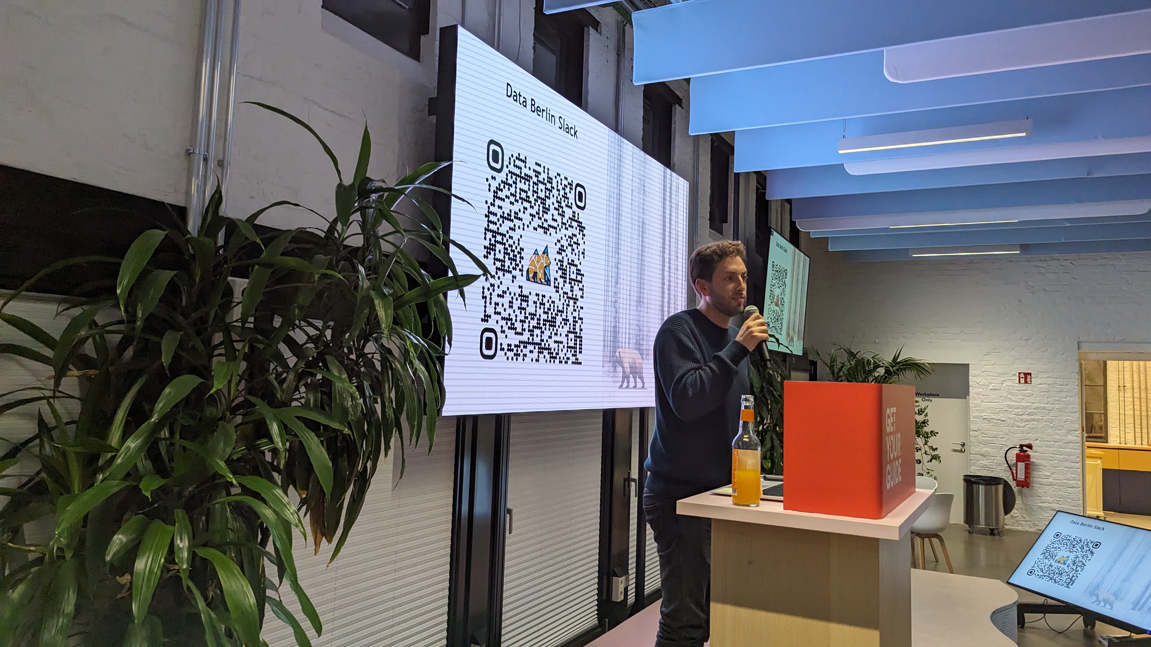 Data Berlin Background 1